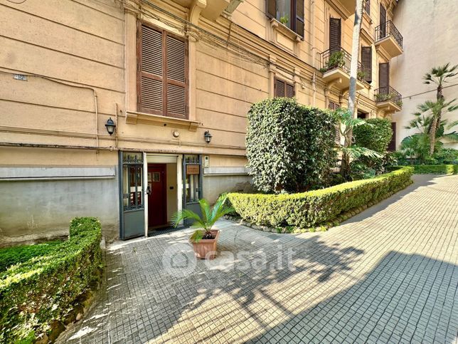 Ufficio in commerciale in Vico Fiorentine a Chiaia 9