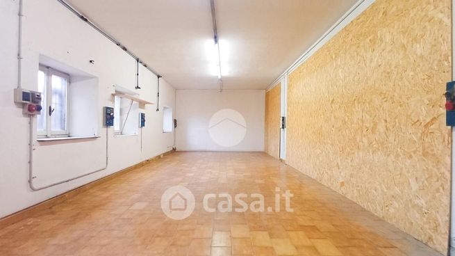 Capannone in commerciale in Viale Europa Unita 1