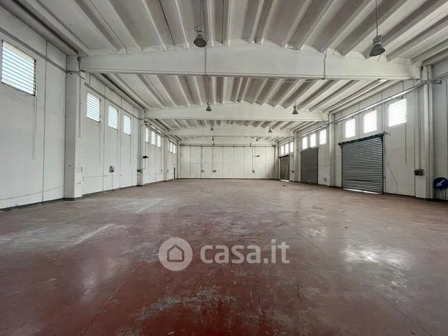 Capannone in commerciale in 