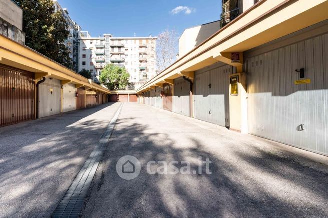 Box/posto auto in residenziale in Via Giambellino 102