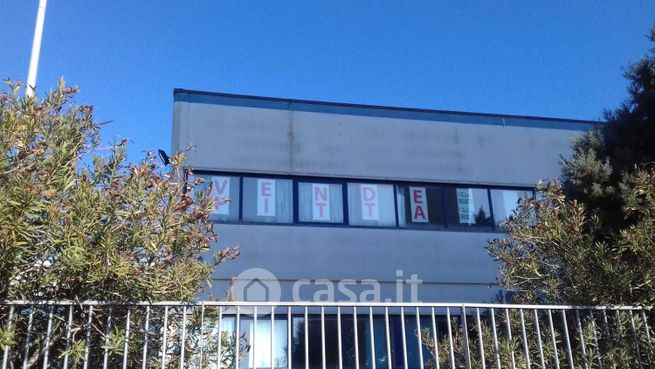 Capannone in commerciale in Zona Industriale