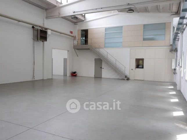 Capannone in commerciale in 