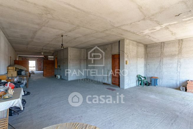 Appartamento in residenziale in Strada privata