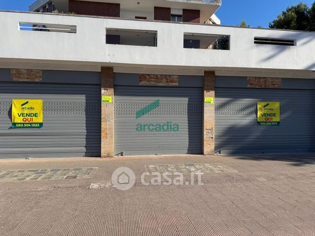 Negozio/locale commerciale in commerciale in Viale Luigi Einaudi 17