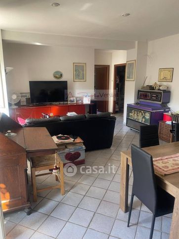 Casa bi/trifamiliare in residenziale in Via Provinciale