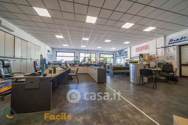 Capannone in commerciale in 