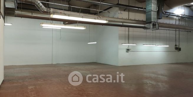 Capannone in commerciale in 