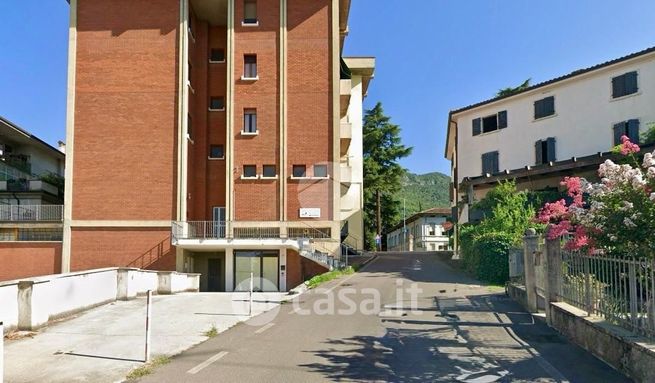 Capannone in commerciale in Via Monsignor Giuseppe Crosatti 6
