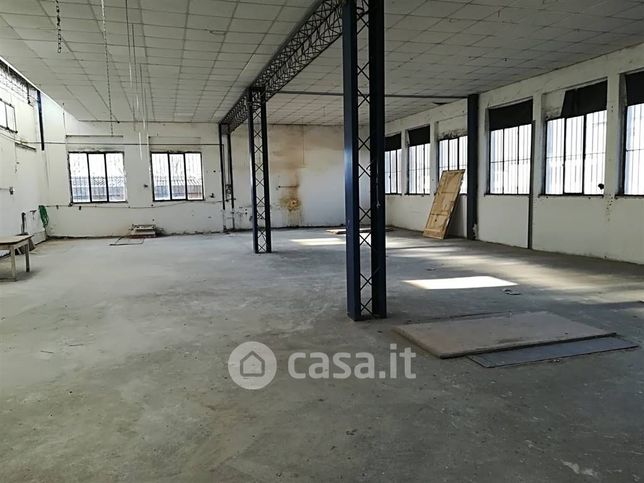 Capannone in commerciale in 