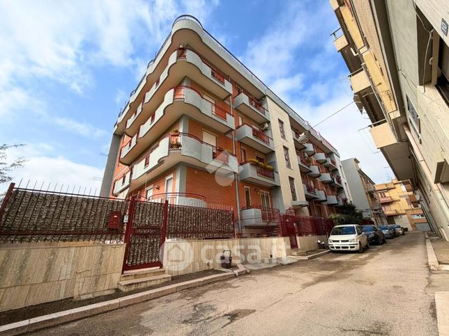 Box/posto auto in residenziale in Via Giuseppe Ungaretti 7