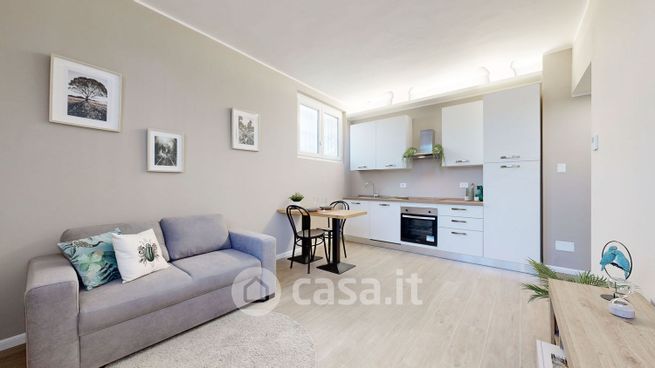 Appartamento in residenziale in Via Teocrito 48