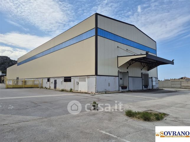 Capannone in commerciale in 