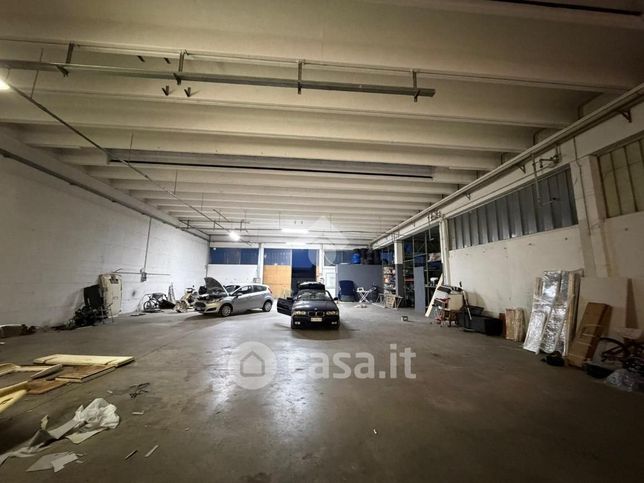Capannone in commerciale in Via Caduti Del Lavoro 22