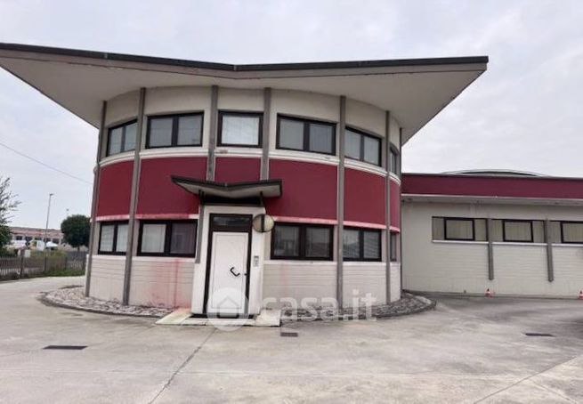 Capannone in commerciale in Via Abetone Brennero Nord 14