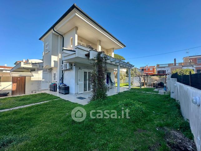 Casa bi/trifamiliare in residenziale in Via delle Conifere