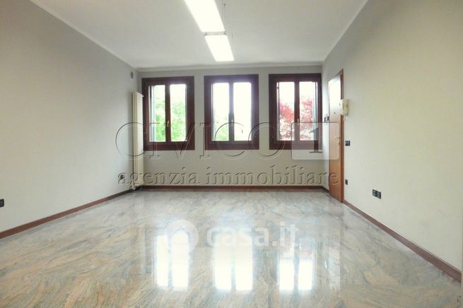 Ufficio in commerciale in Via Pola