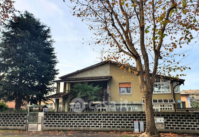 Villa in residenziale in Viale Lombardia 70