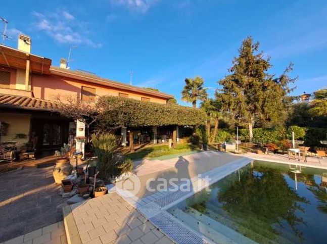 Casa bi/trifamiliare in residenziale in 