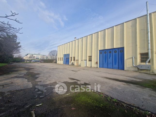 Capannone in commerciale in Via Zambeletti