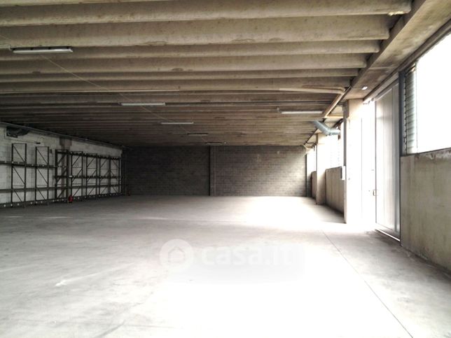 Capannone in commerciale in Via Bruno Buozzi 21