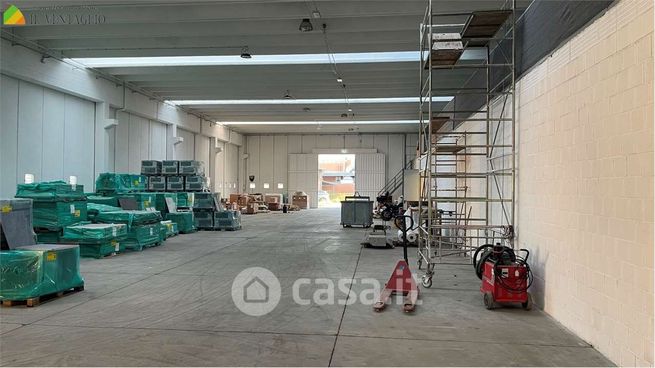 Capannone in commerciale in 