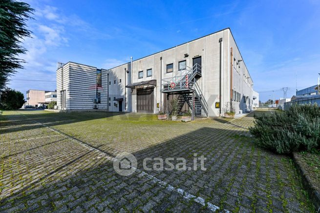 Capannone in commerciale in Via Giuseppe Ungaretti 7