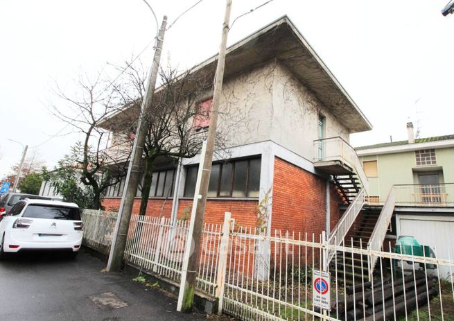 Capannone in commerciale in Via Isonzo 1