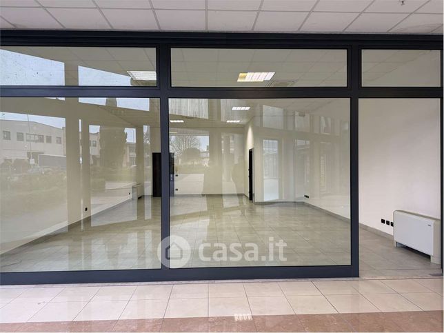 Ufficio in commerciale in Via Quattro Passi