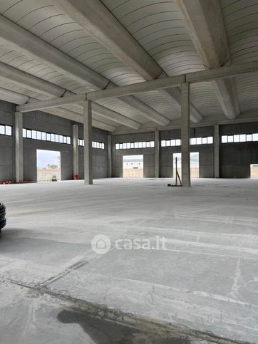 Capannone in commerciale in 