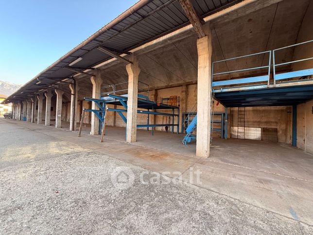 Capannone in commerciale in 