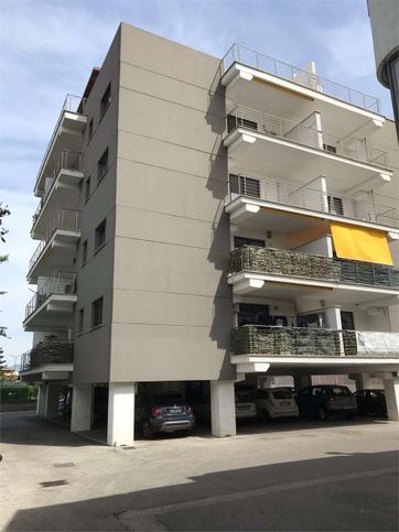 Ufficio in commerciale in Via dei Castelli Romani 30