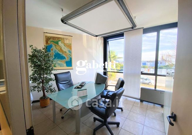 Ufficio in commerciale in Viale dell'Industria 2 F