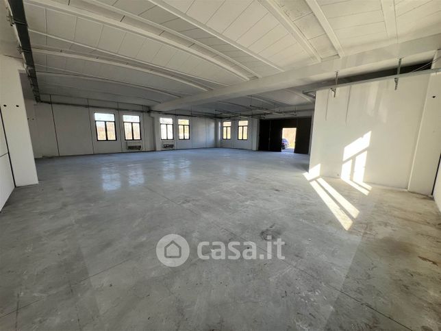 Capannone in commerciale in 