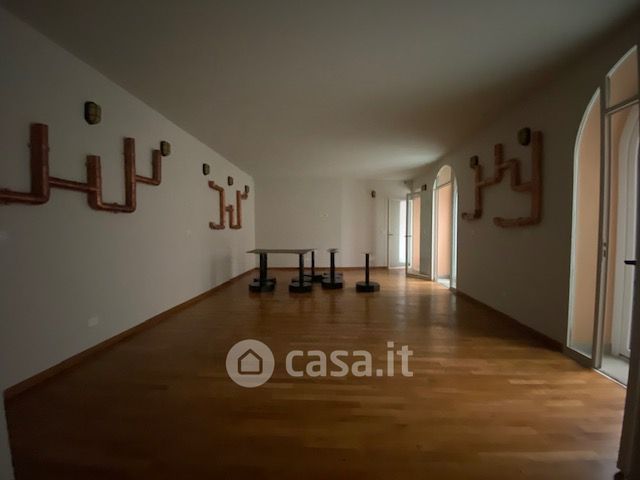 Negozio/locale commerciale in commerciale in Via Giacomo Matteotti