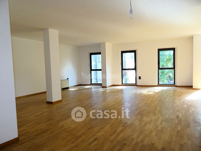 Ufficio in commerciale in 