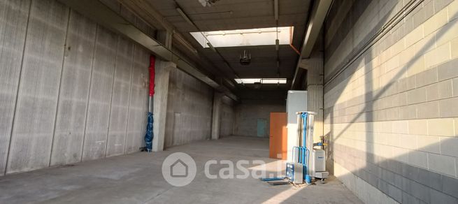Capannone in commerciale in Via Puglia