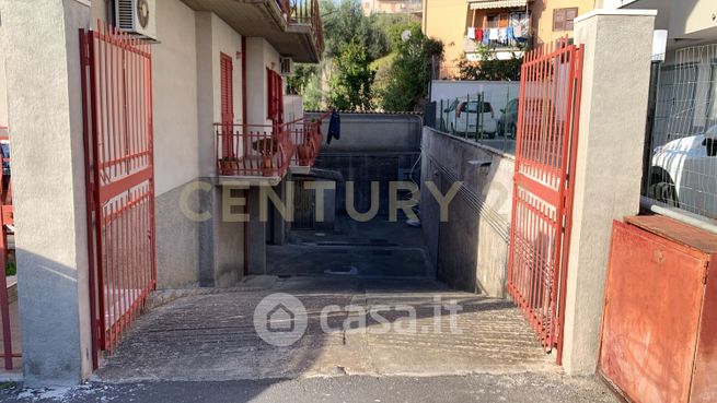 Box/posto auto in residenziale in Via Riposto 18