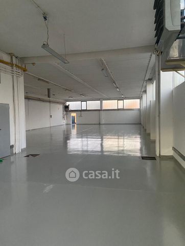 Capannone in commerciale in villa fastigi via in sala