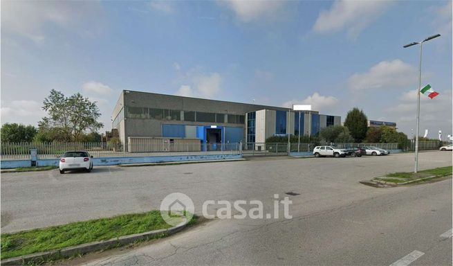Capannone in commerciale in Via G. Mameli 4