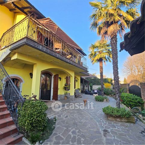 Casa bi/trifamiliare in residenziale in 