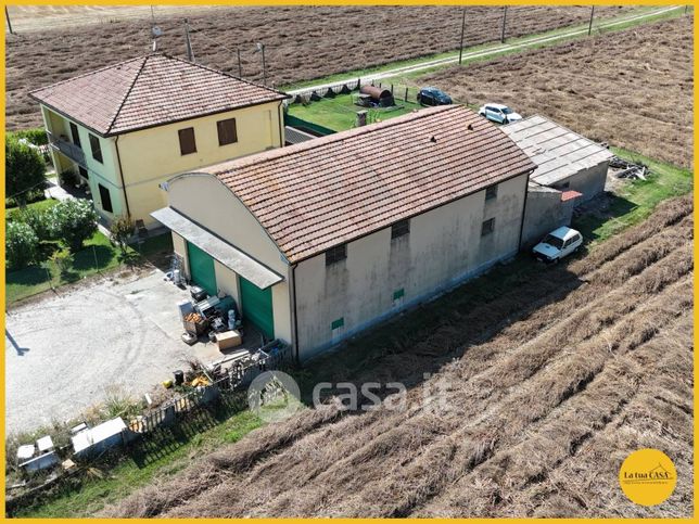 Capannone in commerciale in