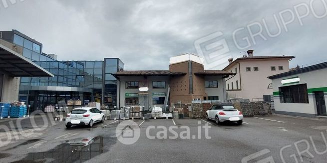 Capannone in commerciale in Via 25 Aprile