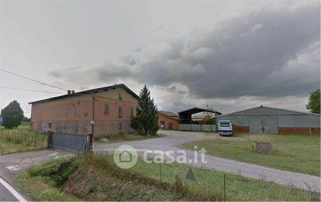 Capannone in commerciale in 
