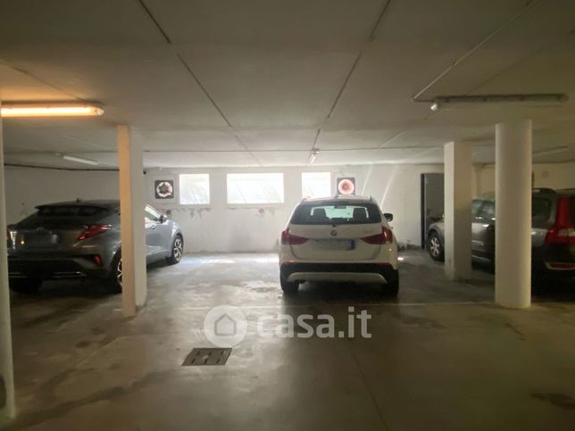 Box/posto auto in residenziale in Viale Giacomo Leopardi