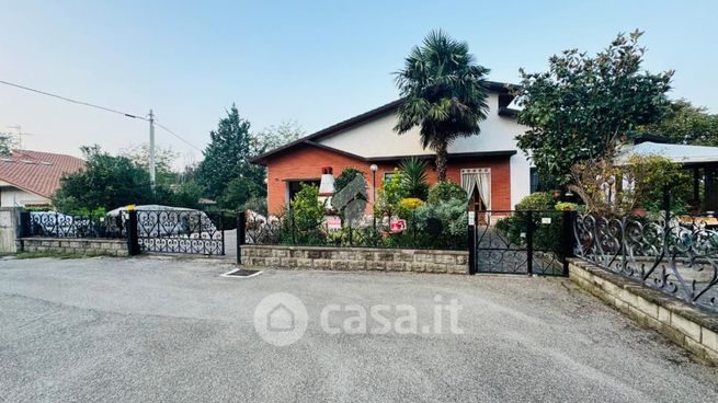 Casa bi/trifamiliare in residenziale in Via Salvo D'Acquisto 19