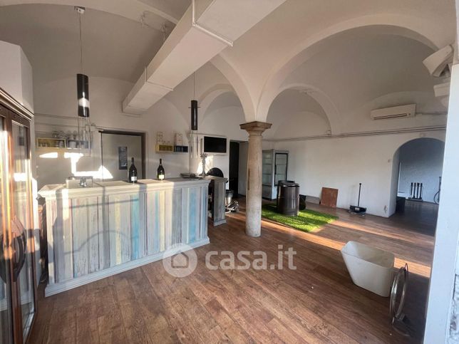 Attività/licenza (con o senza mura) in commerciale in Via Filippo Turati