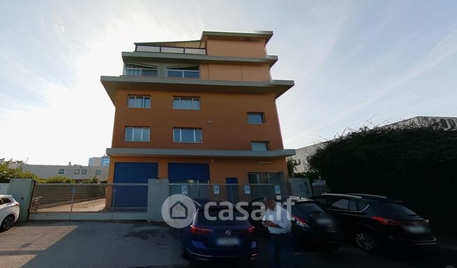 Ufficio in commerciale in Via Alipio Cappelletto 6