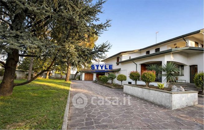 Casa bi/trifamiliare in residenziale in 