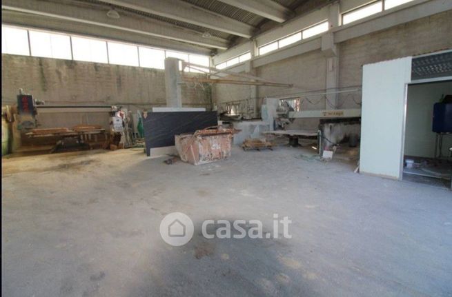 Capannone in commerciale in