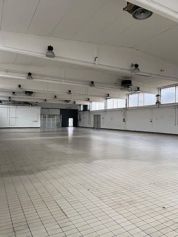 Capannone in commerciale in Via Luigi Einaudi